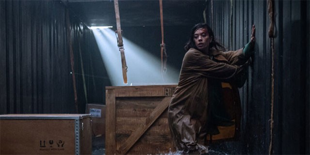 ...khi cô phải đối mặt với những thử thách sinh tồn trên một chiếc container bị rơi xuống biển và mất liên lạc với thế giới bên ngoài.