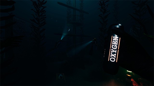 Hợp tác cùng bạn bè để tìm kiếm và phá hủy các khối năng lượng, dập tắt thí nghiệm xấu xa