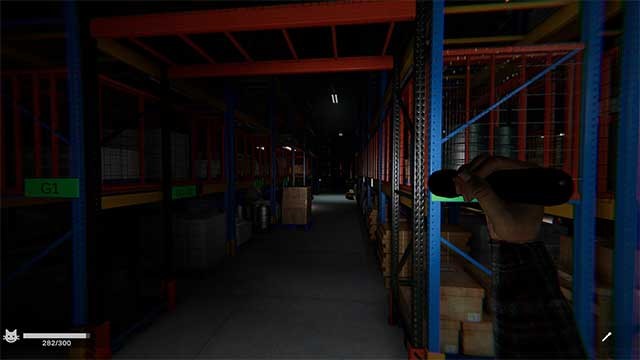 Sử dụng đèn pin và dụng cụ làm việc để tìm kiếm hàng hóa