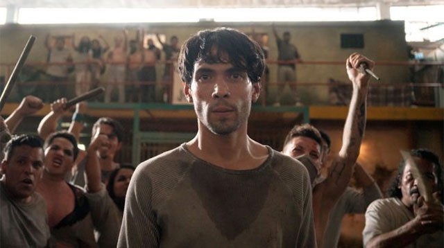 Phòng giam 211 xoay quanh cuộc chiến sinh tồn của luật sư nhân quyền giả làm tù nhân...