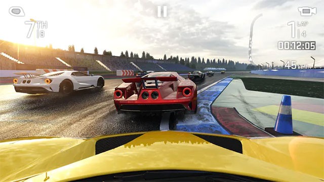 Cạnh tranh với các đối thủ khác để về đích đầu tiên trong game REAL RACING NEXT