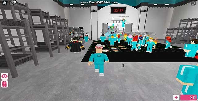 Bảng lưới dưới sàn nhà cập nhật trực tiếp số người chơi bị giết trong vòng hiện tại