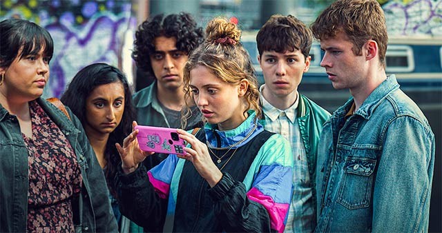 Bi kịch bắt đầu khi bọn trẻ cài ứng dụng lạ vào điện thoại và phải chấp nhận những yêu cầu quái đản...