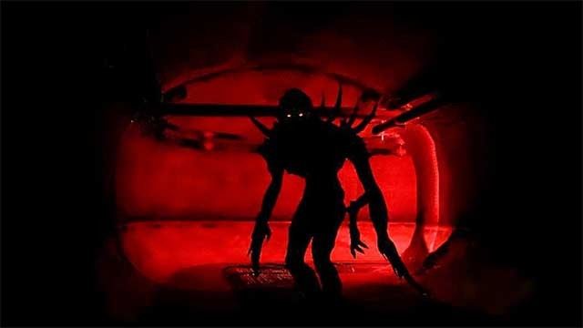 Giúp Sarah tìm lối thoát khỏi mê cung trong khi bị một con quái vật truy đuổi