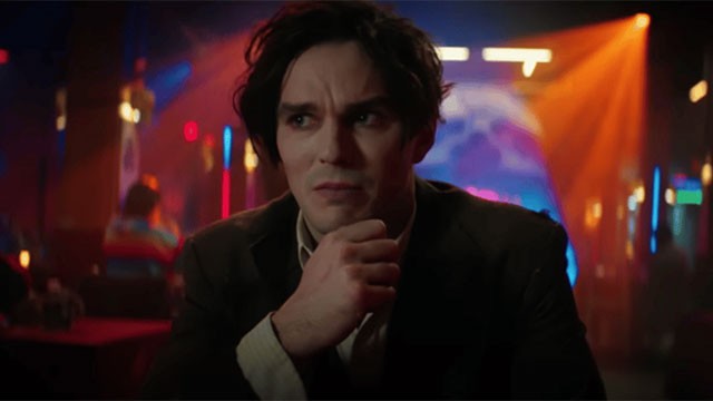 Nicholas Hoult thủ vai Renfield, một người bề tôi luôn mong muốn giải thoát bản thân khỏi mối quan hệ độc hại