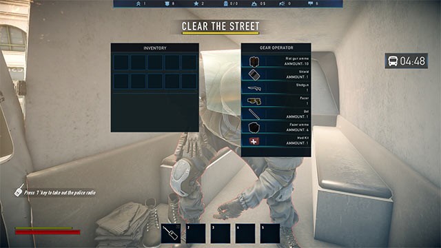 Chọn vũ khí và biện pháp dẹp loạn đám đông tùy theo từng tình huống trong Riot Control Simulator: Rookie Day