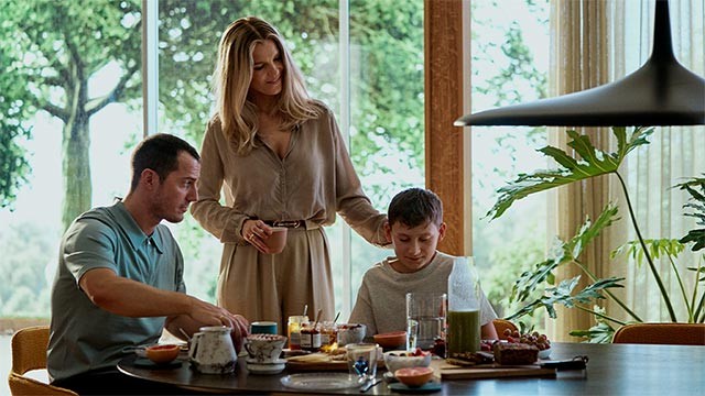 ... và đối mặt với sự thật về cuộc sống, gia đình, hạnh phúc mà cô đang có