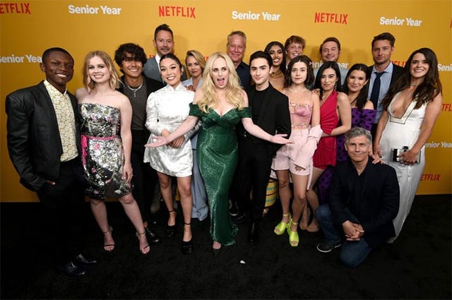 Dàn diễn viên và nhà sản xuất phim Trở Lại Năm Tốt Nghiệp trong buổi lễ ra mắt