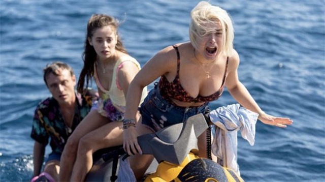 Cuộc vui của nhóm bạn trẻ đã trở thành thảm họa kinh hoàng trong phim Shark Bait