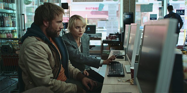 Bộ phim Sleeping Dog (2023) xoay quanh hành trình lật lại vụ án của cặp đôi cảnh sát hết thời và công tố viên trẻ