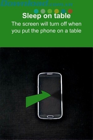 Màn hình tắt khi đặt xuống bàn