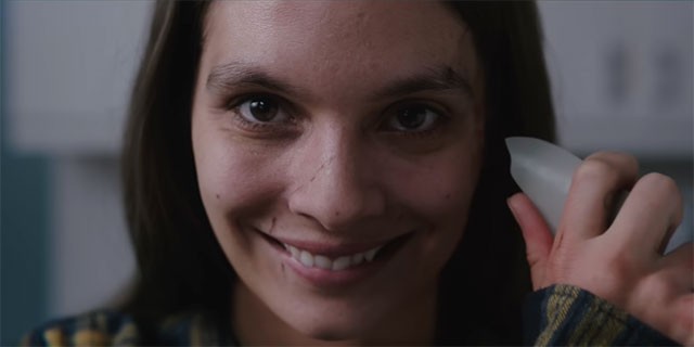 Nhân vật chính trong phim Cười là 1 cô gái phải điều trị tâm lý do những cơn ác mộng lặp đi lặp lại