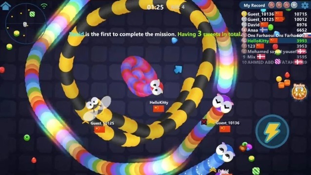 Cho rắn ăn kẹo và tấn công đối thủ khác để lớn hơn trong game Snake Candy.IO