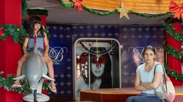 Swim to Me khai thác mối quan hệ kỳ lạ giữa cô giúp việc và đứa trẻ nhỏ