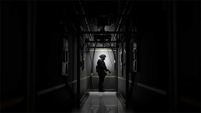 Đột nhập vào các cơ sở tối tăm và tránh bị các robot AI phát hiện