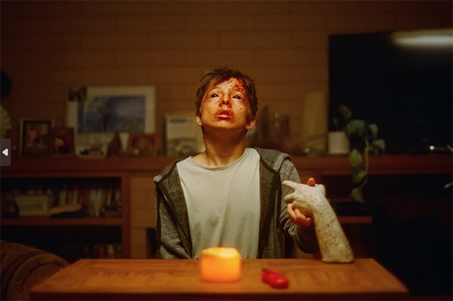 Câu chuyện bắt đầu bằng màn gọi hồn bằng bàn tay ma ám bí ẩn