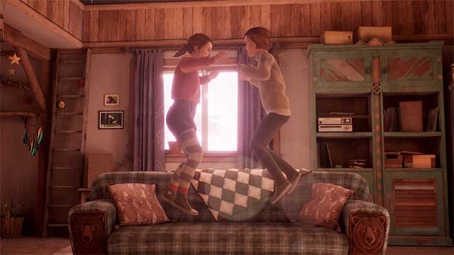 Khám phá lại các địa điểm trong ngôi nhà cũ với cặp song sinh