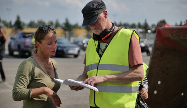 Đạo diễn Richard Holm đang chỉ đạo diễn xuất trên phim trường The Abyss