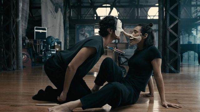 Khám phá câu chuyện của 6 người phụ nữ gắn bó với nhau bởi sự điên loạn