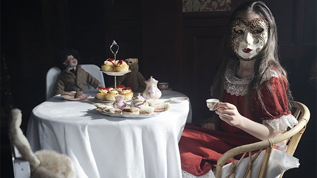 Theo chân Margot trở lại ngôi nhà cũ để khám phá sự thật về cái chết của em gái Evie từ 20 năm trước