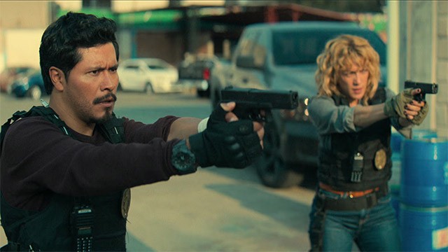 Cuộc đối đầu căng thẳng giữa lực lượng chức năng và những đối tượng trốn chạy từ Hoa Kỳ sang Mexico để né tránh sự truy bắt của pháp luật