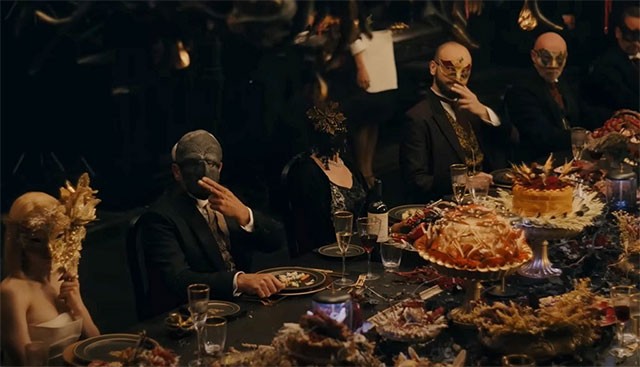 Đằng sau cuộc sống xa hoa của những người họ hàng...