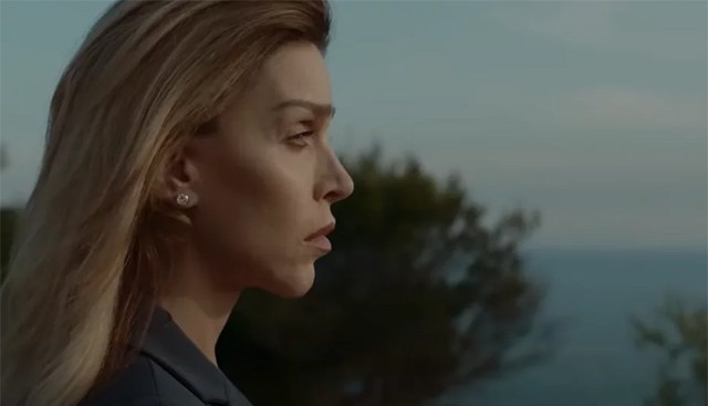 Gloria phải đứng trước những lựa chọn làm thay đổi hiện tại và tương lai của mình