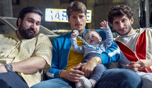 The Love Scam xoay quanh câu chuyện của 2 anh em ngập trong nợ nần...