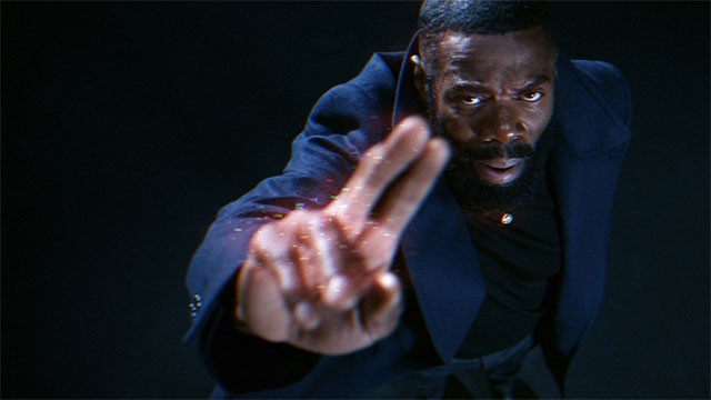 ... trên hành trình tự cứu lấy mình và sống sót trong thế giới điên rồ