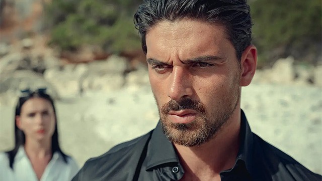 Bộ phim xoay quanh mối quan hệ tay ba đầy phức tạp giữa Laura, Massimo và Nacho