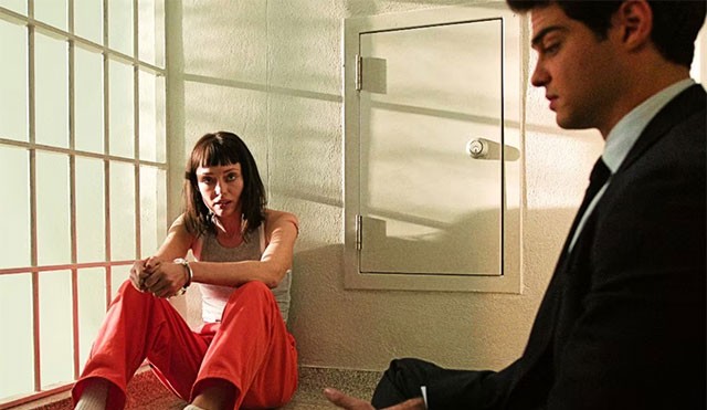 ...khiến anh phải đối mặt với những mối đe dọa và bị tống tiền sau khi tiếp xúc với các điệp viên Đông Âu.