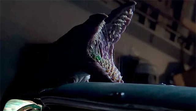 ... khi đối đầu với sinh vật lạ trỗi dậy từ những khe nứt sau trận động đất lớn