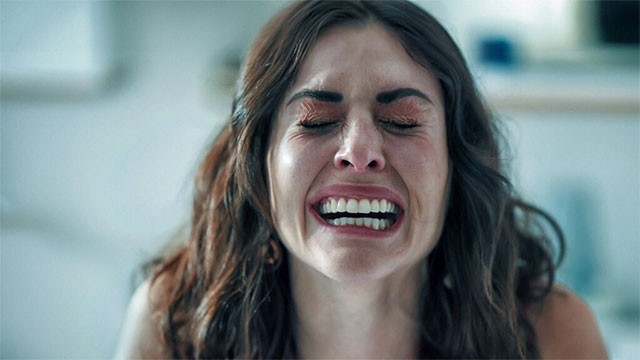 ... cùng với việc khám phá những bí mật đáng sợ ẩn sau cuộc sống hôn nhân của cô.