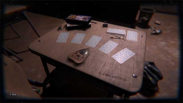 Lối chơi năng động kết hợp kinh dị và sinh tồn với yếu tố thời gian chặt chẽ