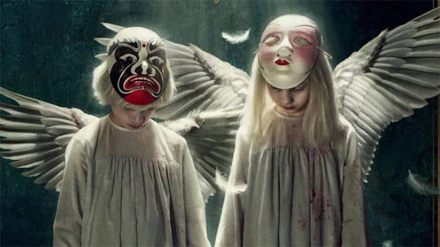 Bộ phim xoay quanh việc gia đình Adolfo và Lola nhận 2 đứa trẻ mồ côi làm con nuôi...