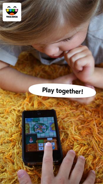 Trẻ có thể chơi một mình hoặc với người thân và bạn bè