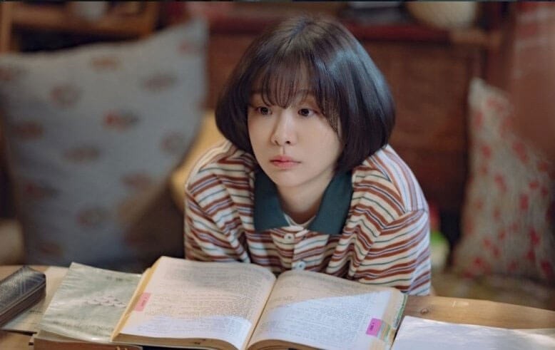 Kim Da Mi trong vai Go Young Rye - Một tiếp viên xe buýt tận tụy, luôn hỗ trợ mẹ