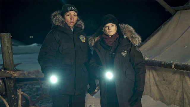 Bộ đôi nữ thám tử Liz Danvers (Jodie Foster) và Evangeline Navarro (Kali Reis)