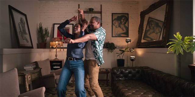 ... cùng sự xuất hiện của cô bạn thân khác giới của người chồng