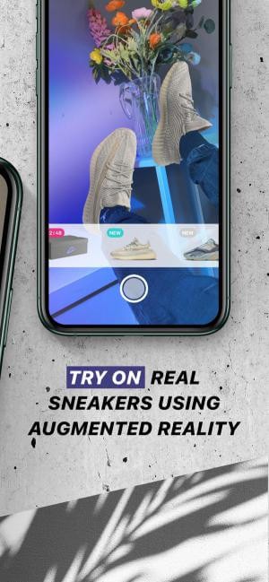 Ướm giày lên chân