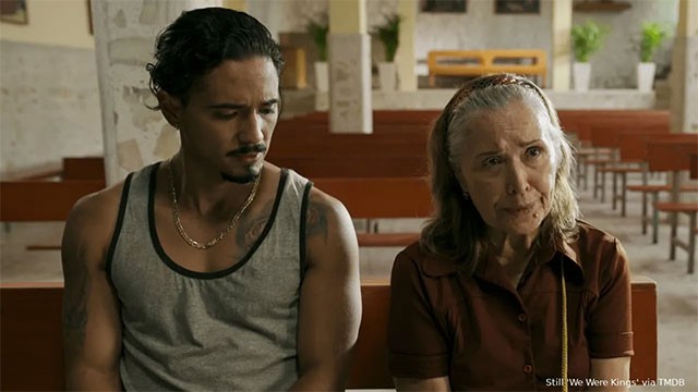 Đan xen với những mối quan hệ tình cảm, gia đình... phức tạp