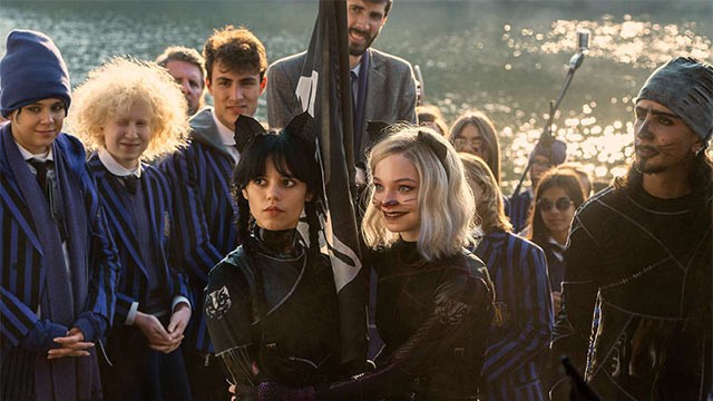 ... với khả năng siêu nhiên giúp Wednesday khám phá bí ẩn về 1 vụ giết người ở địa phương