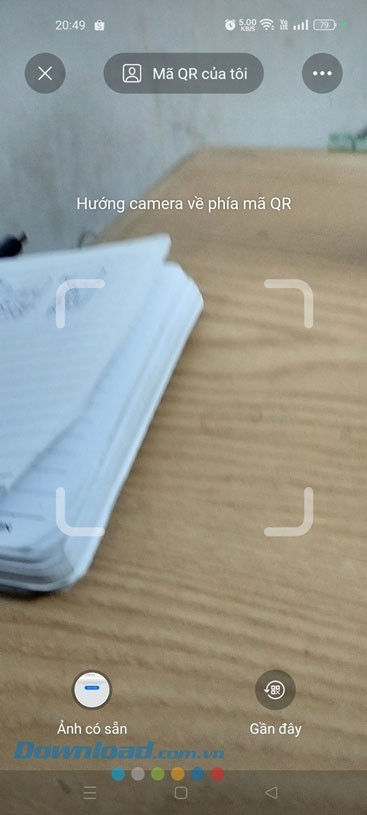 Đưa camera gần mã QR